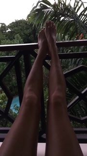 Angie Harmon feet photo thumbnail