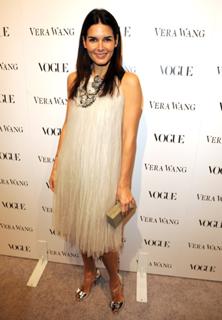 Angie Harmon feet photo thumbnail