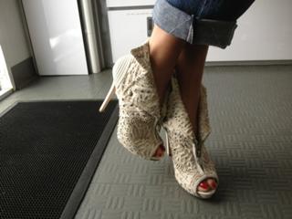 Angie Harmon feet photo thumbnail