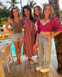Angie Harmon feet photo thumbnail
