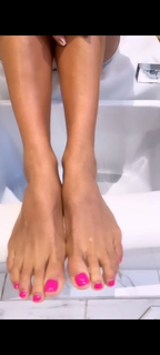 Angie Harmon feet photo thumbnail