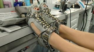 Angie Harmon feet photo thumbnail