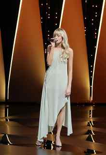 Angèle feet photo thumbnail