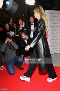 Angèle feet photo thumbnail