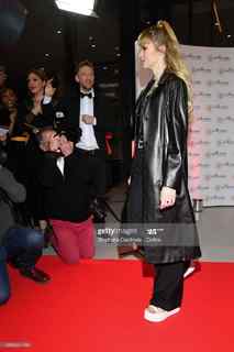 Angèle feet photo thumbnail