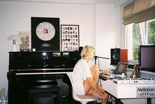 Angèle feet photo thumbnail