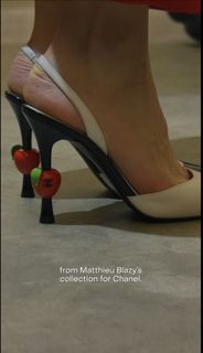 Angèle feet photo 4