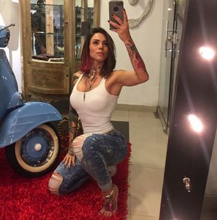 Angélica Hernandez feet photo thumbnail