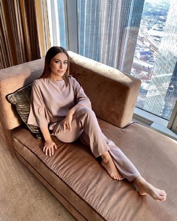 Ani Lorak feet photo thumbnail