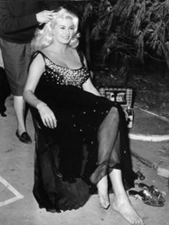 Anita Ekberg feet photo thumbnail