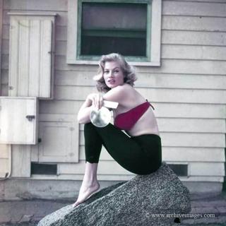 Anita Ekberg feet photo thumbnail