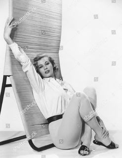 Anita Ekberg feet photo thumbnail