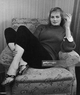 Anita Ekberg feet photo thumbnail
