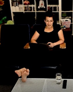 Anita Sarkeesian feet photo 17