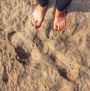 Anita Sarkeesian feet photo 7