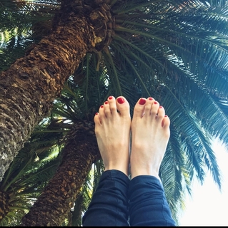 Anita Sarkeesian feet photo 6