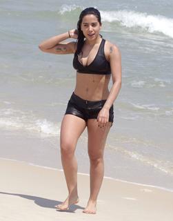 Anitta feet photo thumbnail