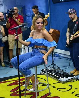 Anitta feet photo thumbnail