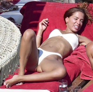 Anitta feet photo thumbnail