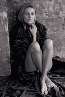 Anja Rubik feet photo thumbnail
