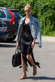 Anja Rubik feet photo thumbnail