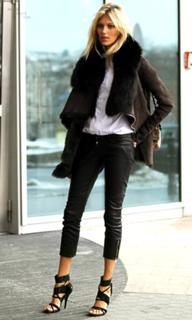 Anja Rubik feet photo thumbnail