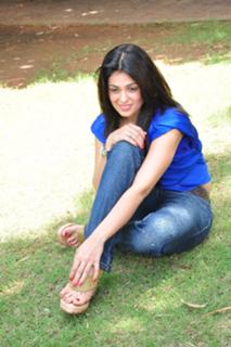 Anjana Sukhani feet photo 7