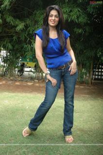 Anjana Sukhani feet photo 14