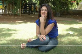 Anjana Sukhani feet photo 9