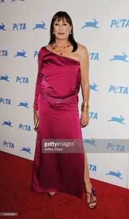 Anjelica Huston feet photo thumbnail