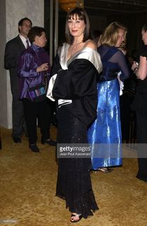 Anjelica Huston feet photo thumbnail