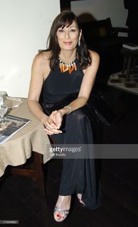 Anjelica Huston feet photo thumbnail