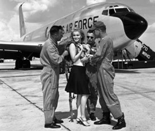 Ann-Margret feet photo thumbnail