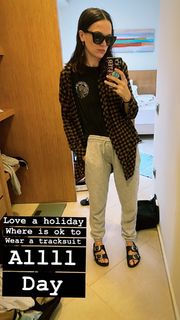Anna Brewster feet photo 1