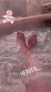 Anna Camp feet photo thumbnail