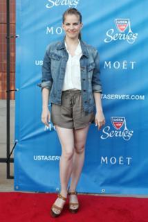 Anna Chlumsky feet photo thumbnail