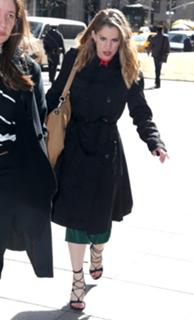 Anna Chlumsky feet photo thumbnail