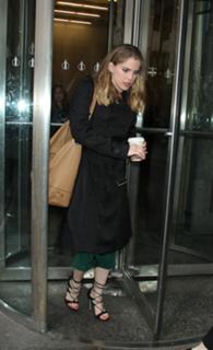 Anna Chlumsky feet photo thumbnail