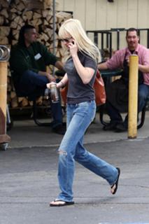 Anna Faris feet photo thumbnail