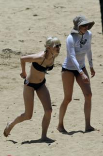 Anna Faris feet photo thumbnail