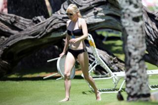 Anna Faris feet photo thumbnail