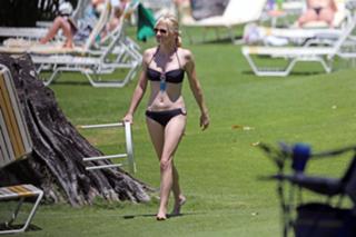 Anna Faris feet photo thumbnail