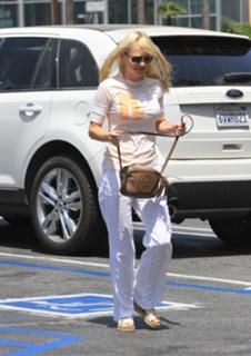 Anna Faris feet photo thumbnail
