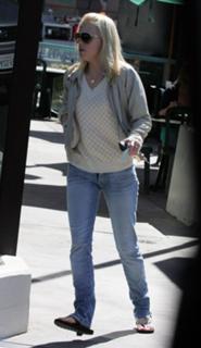 Anna Faris feet photo thumbnail