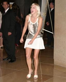 Anna Faris feet photo thumbnail