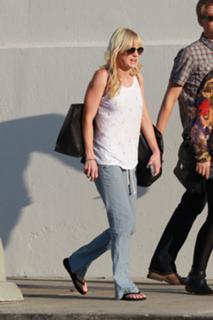 Anna Faris feet photo thumbnail