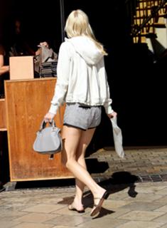 Anna Faris feet photo thumbnail