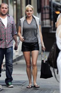 Anna Faris feet photo thumbnail
