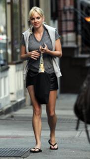 Anna Faris feet photo thumbnail