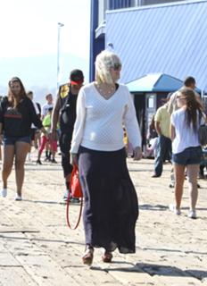 Anna Faris feet photo thumbnail